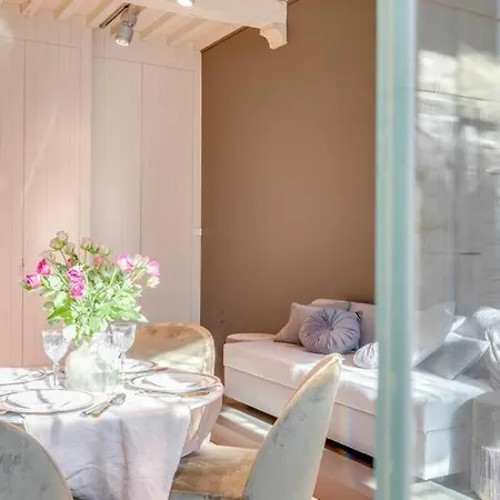 1597 Medieval Modern House خنت